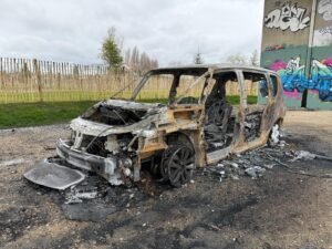 Carcasse de voiture entièrement brûlée à Carrières-sur-Seine